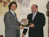 Eduardo Dolón recibe el premio de la AAPET