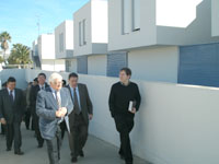 El conseller y el alcalde durante su visita a las viviendas protegidas