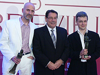 Los ganadores del VII Premio de Novela «Ciudad de Torrevieja» posan con el alcalde