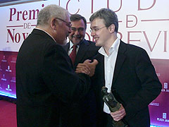 El ganador del VII Premio de Novela «Ciudad de Torrevieja» es felicitado por Jorge Bucay y José Calvo Poyato