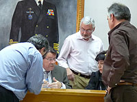 El alcalde de Torrevieja y la secretaria departen durante el Pleno con los portavoces de los grupos de la oposición