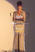 La presentadora del certamen, Carolina Casado, con un modelo exclusivo de Hannibal Laguna